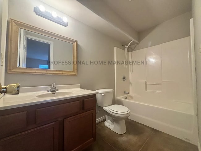 Building Photo - Spacious 5 Bedroom 3 Bath Home Near Hutchi...