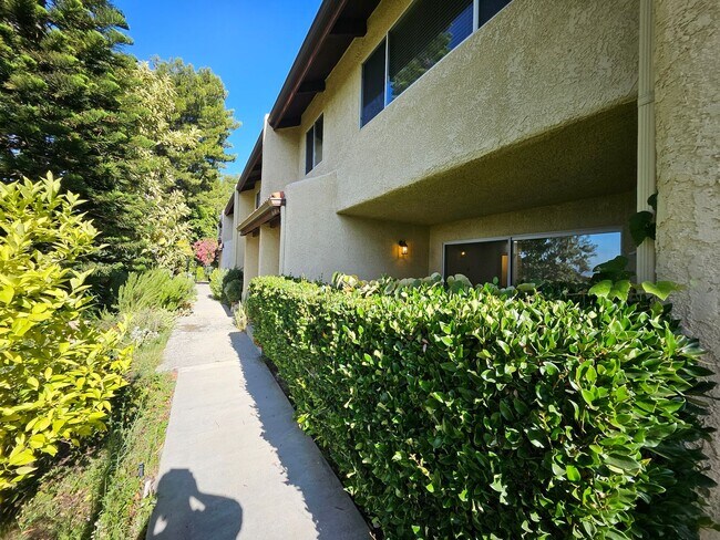 Foto del edificio - Modern Comfort Meets Convenience — 4-Bedro...