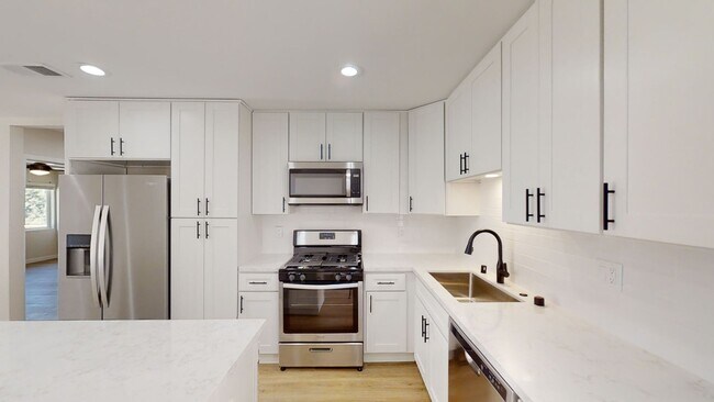 Building Photo - Newly Renovated (2022), 4BD/2BA