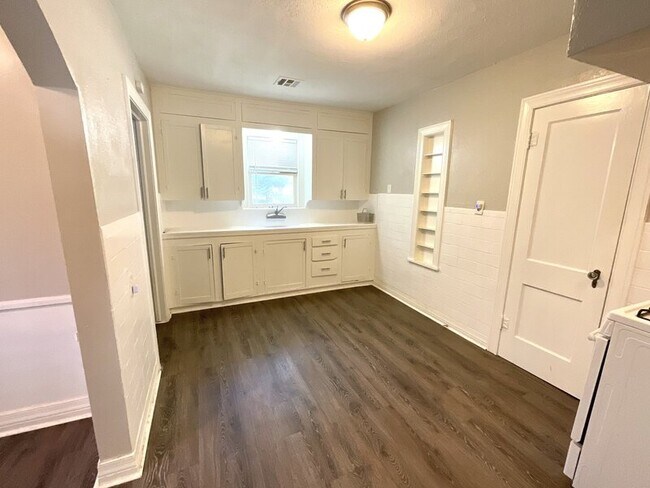 Building Photo - 1618 N Birmingham Pl