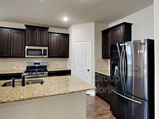 Building Photo - 607 Redwood Dr