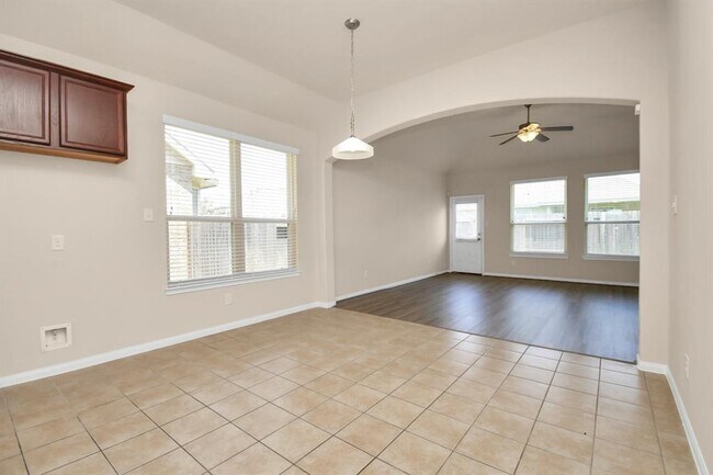 Building Photo - 1254 S Maple Dr