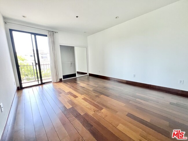 Foto del edificio - 8811 Burton Way