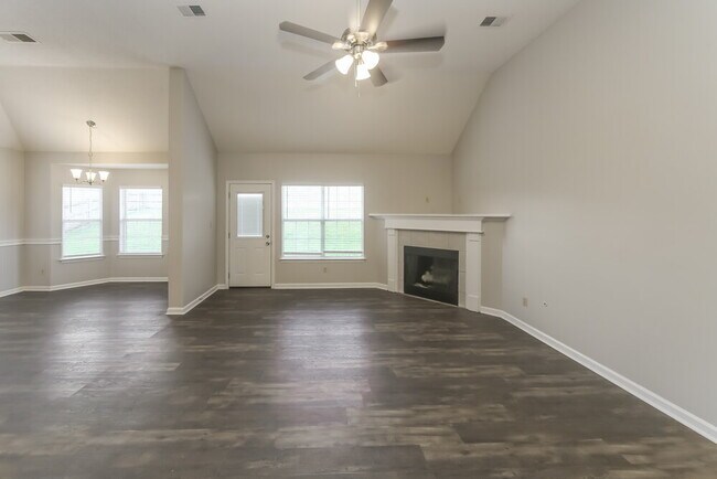 Foto del edificio - 7764 Bramble Ln