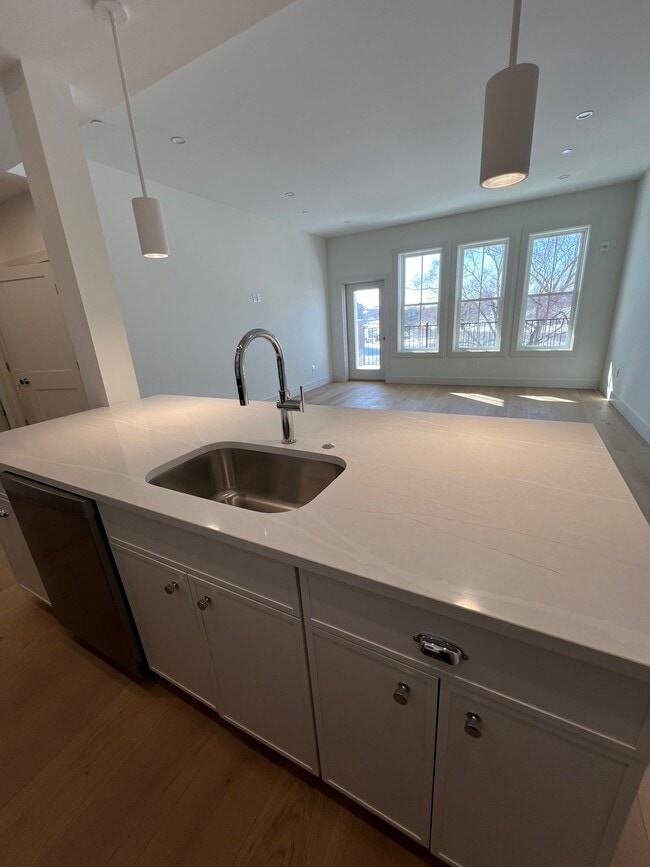 Building Photo - 105 Sea St