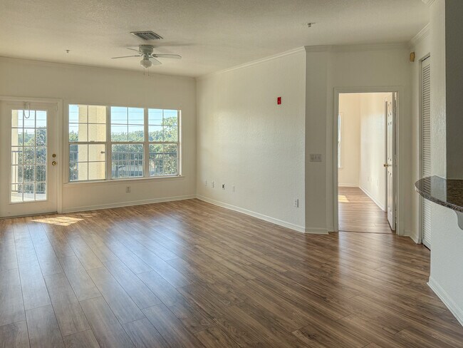 Sala de estar y entrada al dormitorio n.° 1. - 3707 Conroy Rd