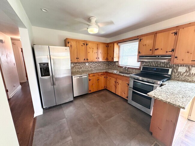 Building Photo - Charming Home on Lake Smith!