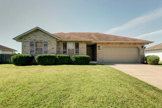 Building Photo - 1008 E Hampton Dr