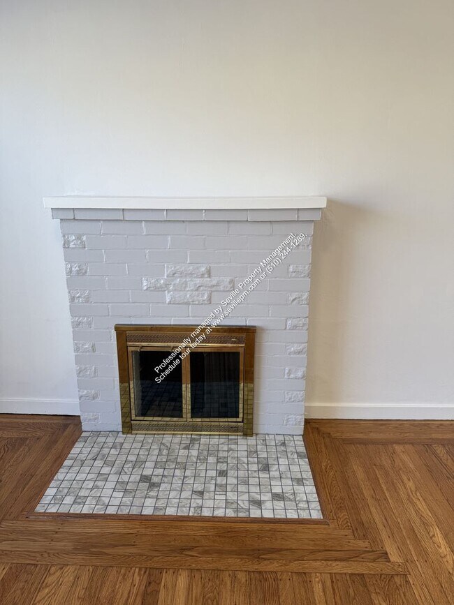 Foto del edificio - Berkeley Gem w/plenty of outdoor space...available now!