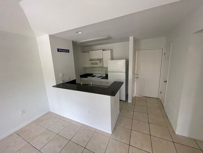 Foto del edificio - Palm Lakes Condominium