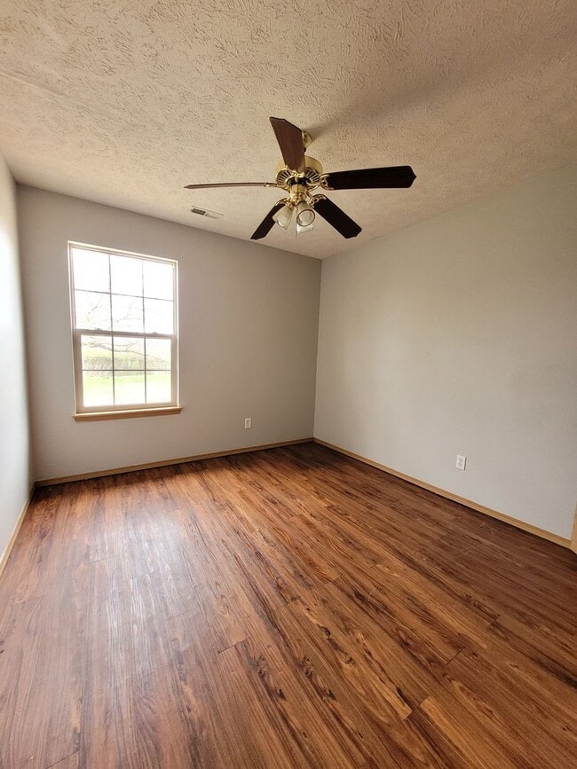 Building Photo - Large Duplex with 2 Bedrooms 2 Bathrooms a...