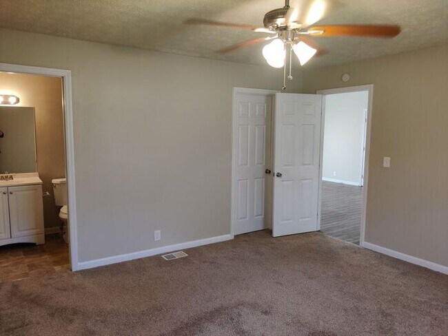 Building Photo - 11 Laurel Wood Ln