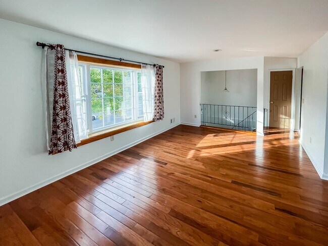 Building Photo - 10 Chopin Ct