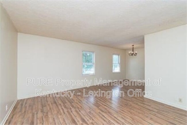 Building Photo - 245 Landings Dr