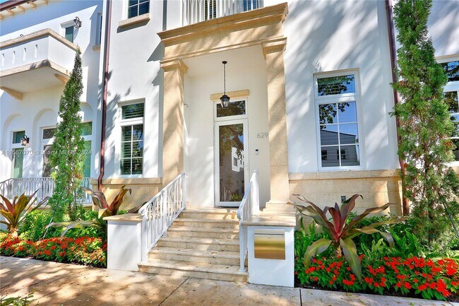Building Photo - 629 Santander Ave