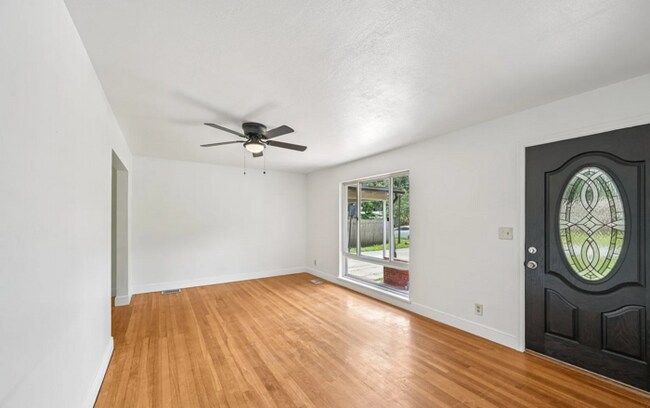 Foto del edificio - Beautiful 3 Beds 2 Baths Home with Spacious Backyard!