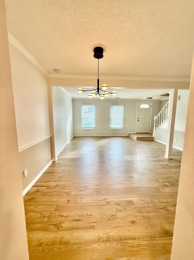 Foto del edificio - 3BD/2.5BA Brick Townhouse in Washington Commons off of Great Neck! Renovated throughout!