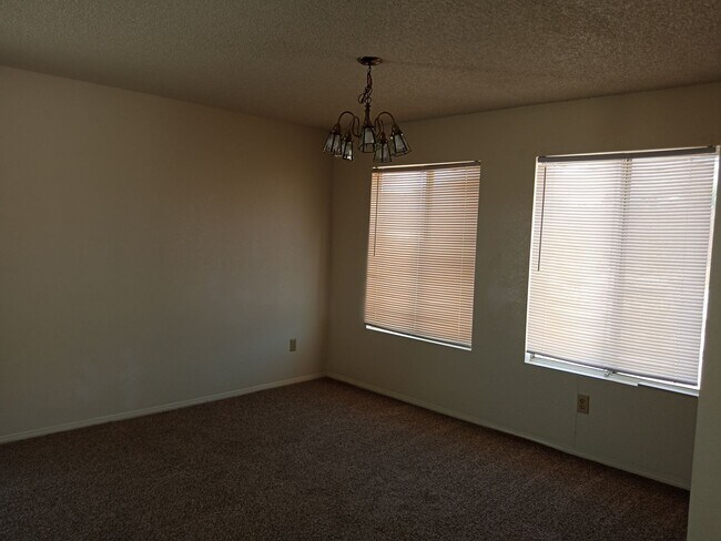 Foto del edificio - Another Great Listing from Libby's Realty