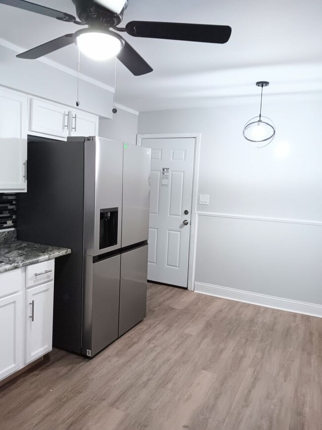 Building Photo - 3 Bedroom Sunnyside Beauty