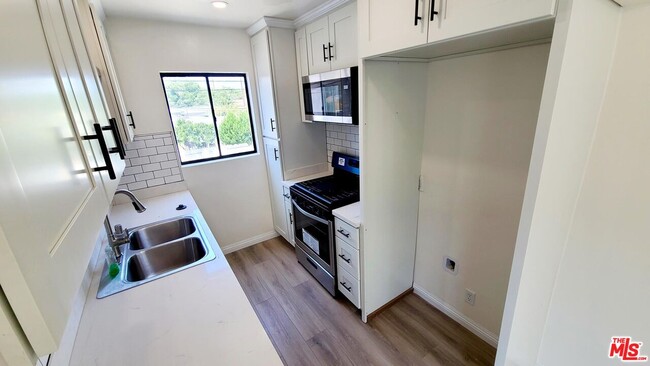 Foto del edificio - 4017 W Magnolia Blvd