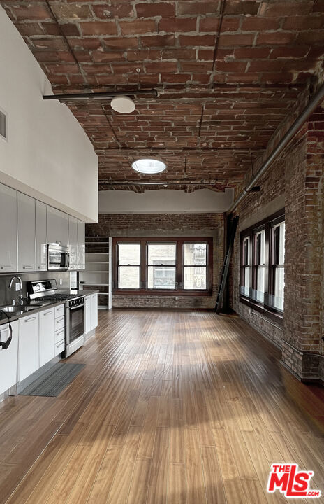 Building Photo - 460 S Spring St