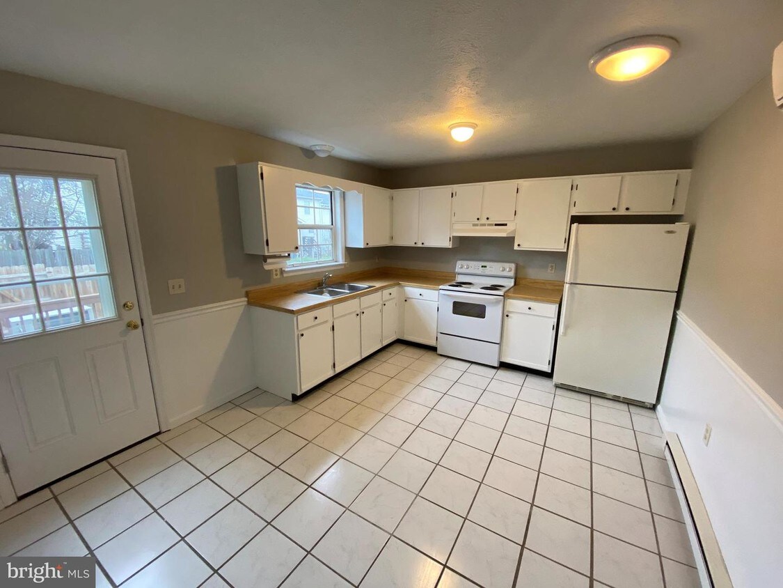 Primary Photo - 226 Waterford Ln