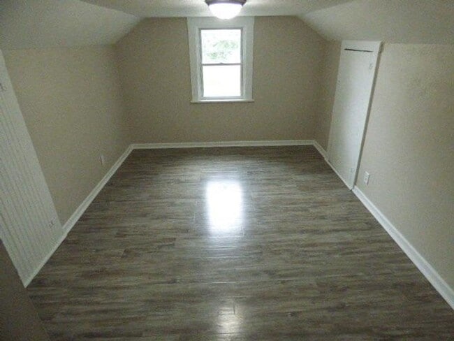 Building Photo - SPACIOUS 3 BEDROOM HOME READY TO WELCOME YOU