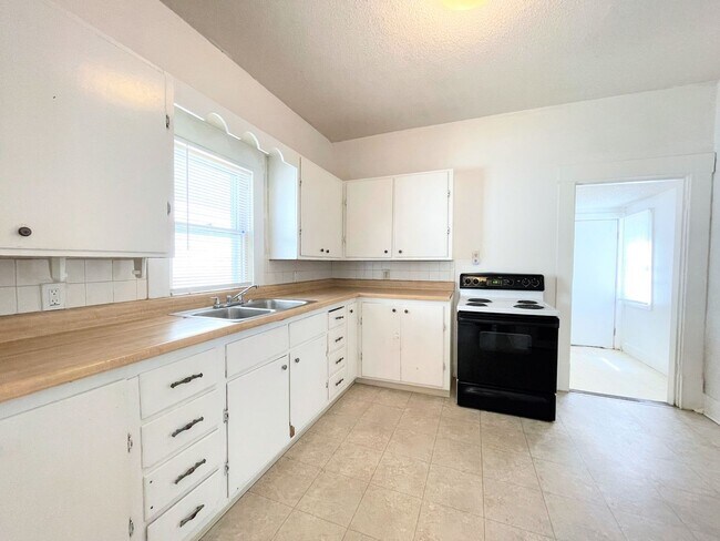 Building Photo - Two Bedroom Home in Quiet Neighborhood