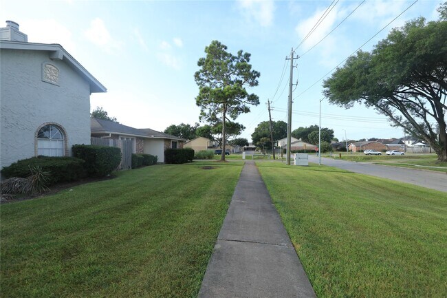 Building Photo - 6573 S Briar Bayou Dr