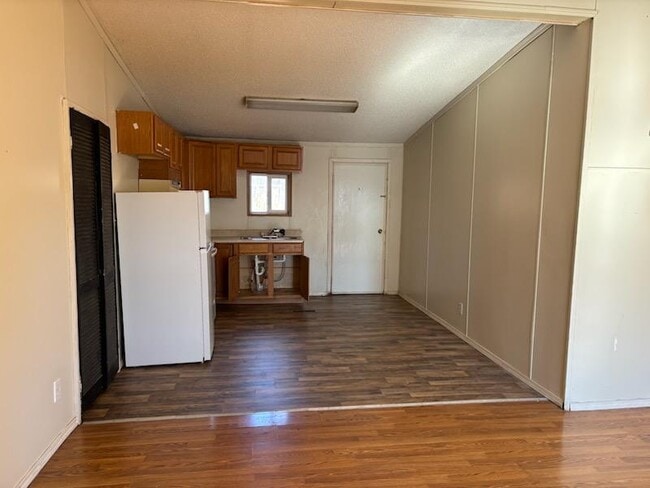 Building Photo - 823 W Oak St