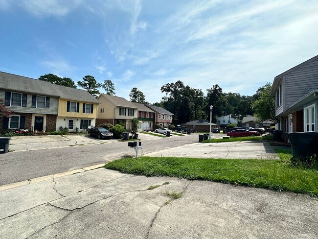 Foto del edificio - 3 bed/2 bath townhome in the Forest Hills ...