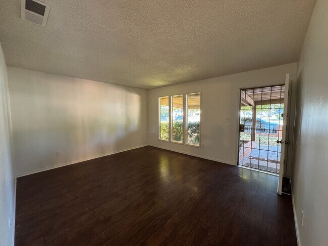 Foto del edificio - Spacious SW Bakersfield home!