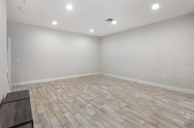 Building Photo - 2233 E Kaley Ave