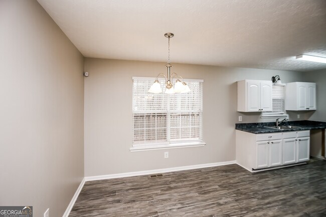 Foto del edificio - 221 Beechwood Ln