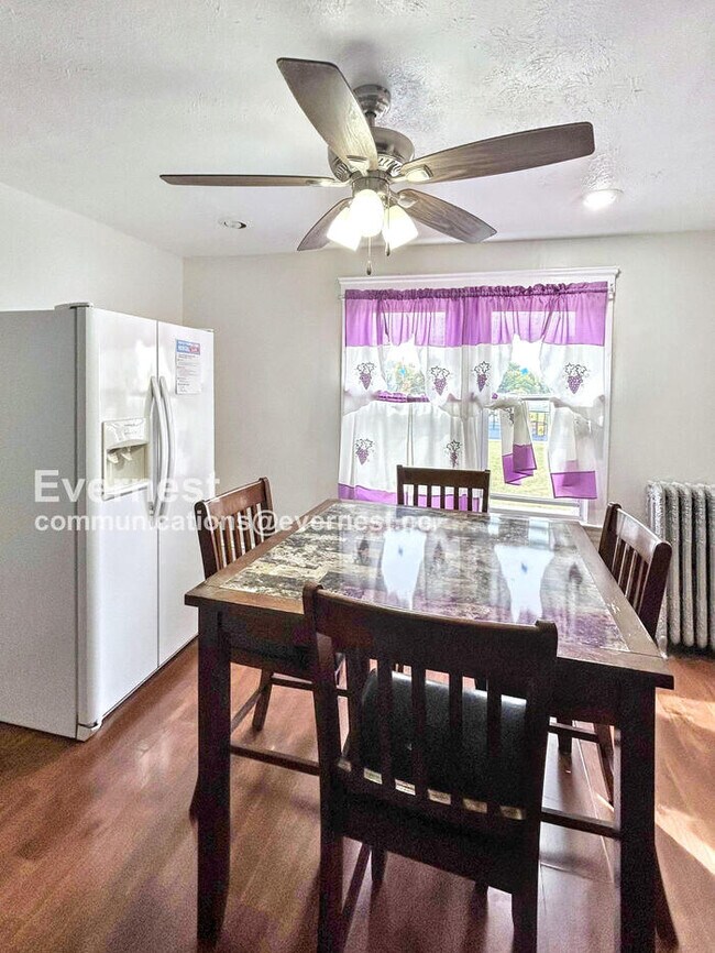 Foto del edificio - 1794 W 54th St