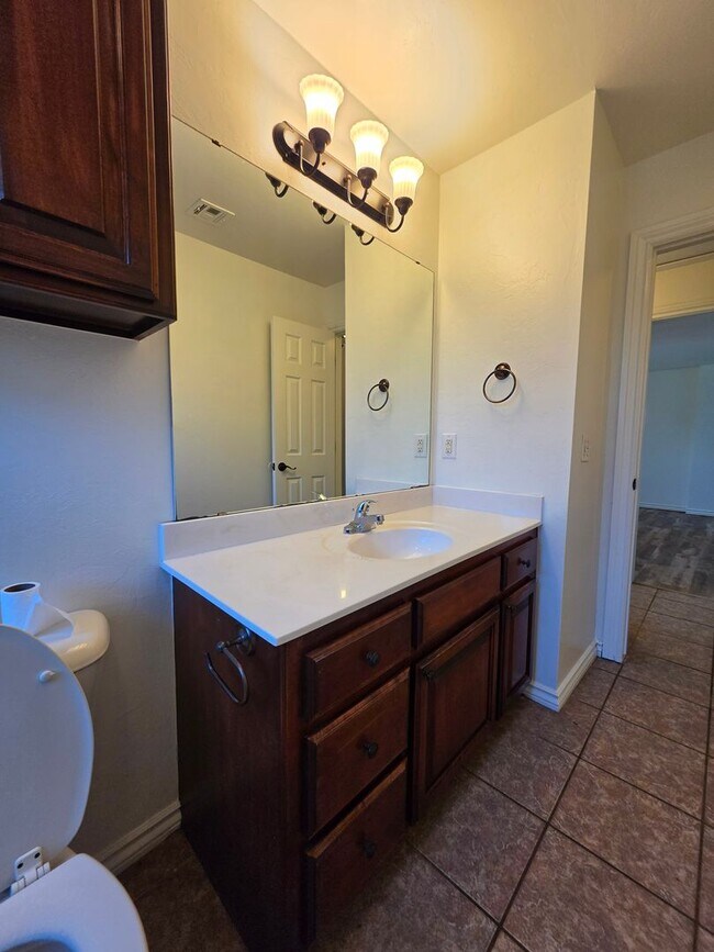 Building Photo - 3 bed, 2 bath home in Shawnee!