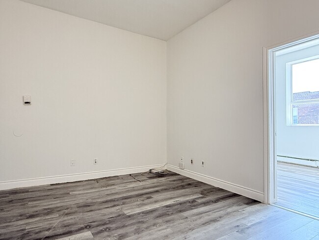 Photo du bâtiment - 1188 Wyandotte St E