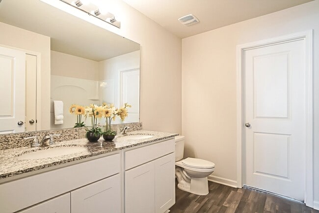 Building Photo - 684 Savanac St SE