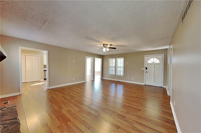 Building Photo - 1606 Shadowbrook Dr