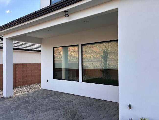 Foto del edificio - Gorgeous 5 Bed | 3 Bath | 3 Car Garage off...