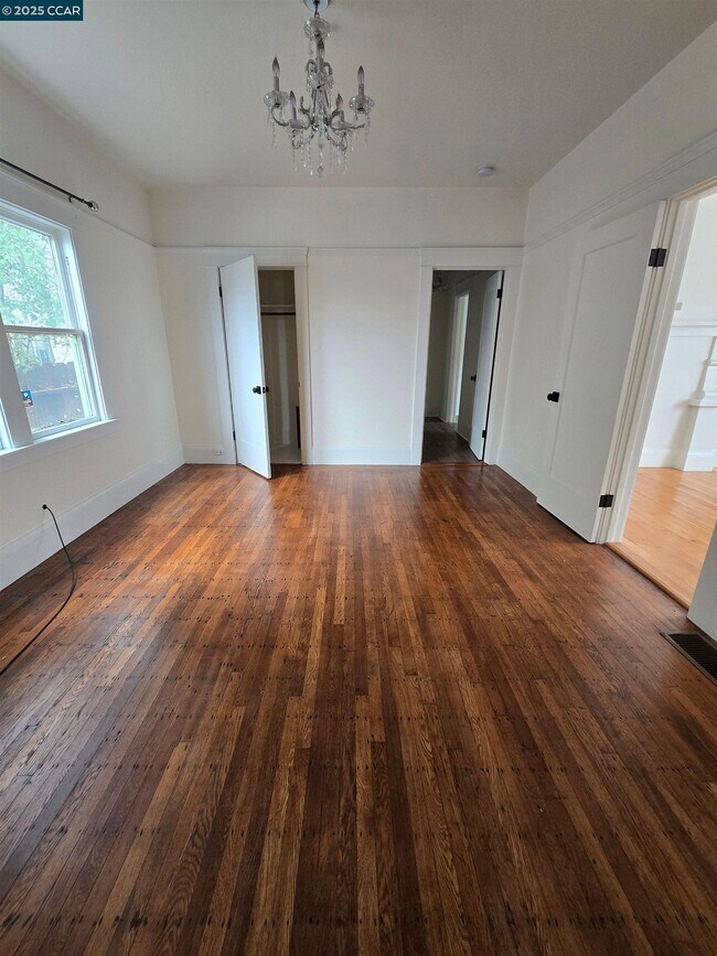 Building Photo - 548 19th St