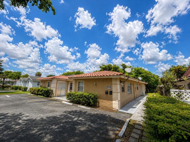 Foto del edificio - 4125 Woodside Dr