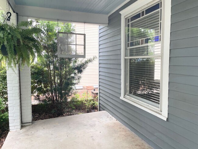 Building Photo - 3 Bedroom 2 1/2 Bath Updated Historic Home