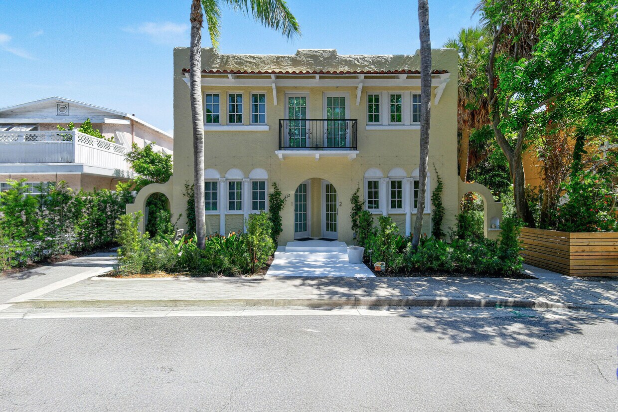 Primary Photo - 212 Oleander Ave