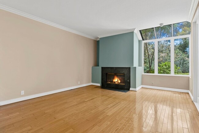 Building Photo - Charming & Bright Home in the Heart of Irv...