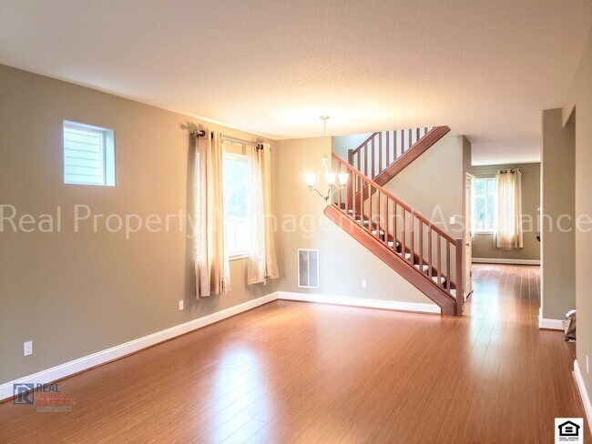Building Photo - Sunny, Spacious, and Cheerful 2600+ sq ft ...