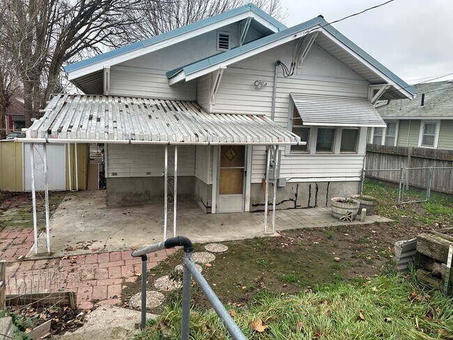 Building Photo - 3 Bedroom/ 2 Bath home