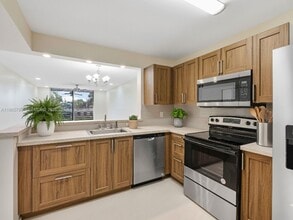 Building Photo - 2820 Somerset Dr