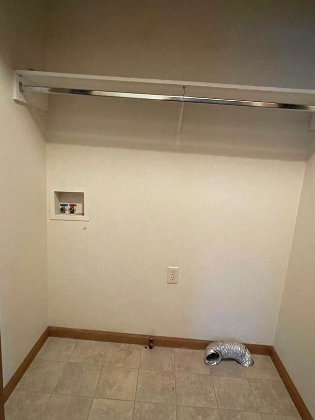 Building Photo - Beautiful 3 Bedroom-2 Bath on Goshen South...