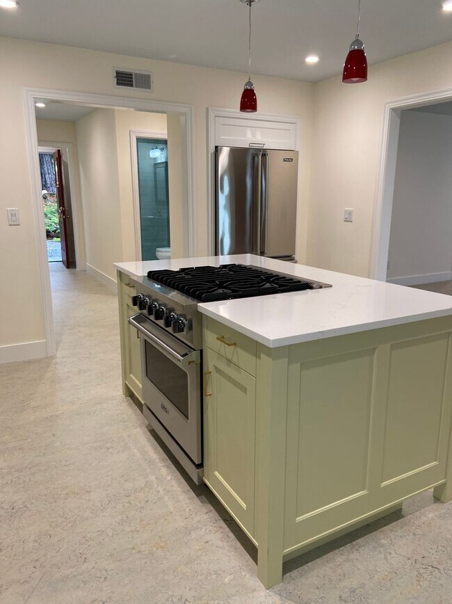 Building Photo - Beautifully remodeled 3/2 8767 Cypress Ave.